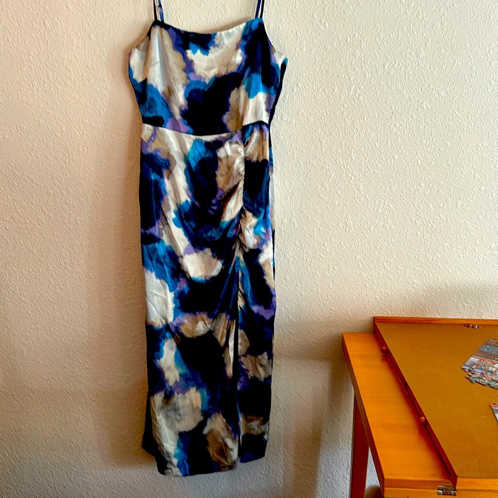 Taylor dress size 8 adjustable straps slit & ruching on right side worn once